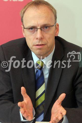 (C) fotodienst/Anna Rauchenberger - Wien 30.10.2006 - Besonders ältere Menschen leiden häufig an chronischen Schmerzen. FOTO: Prim. Univ.-Prof. Dr. Michael Bach (Präsident elct der ÖSG, Abt. für Psychiatrie, LKH Steyr).