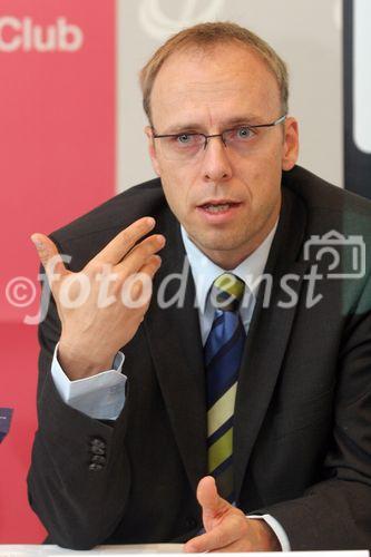 (C) fotodienst/Anna Rauchenberger - Wien 30.10.2006 - Besonders ältere Menschen leiden häufig an chronischen Schmerzen. FOTO: Prim. Univ.-Prof. Dr. Michael Bach (Präsident elct der ÖSG, Abt. für Psychiatrie, LKH Steyr).