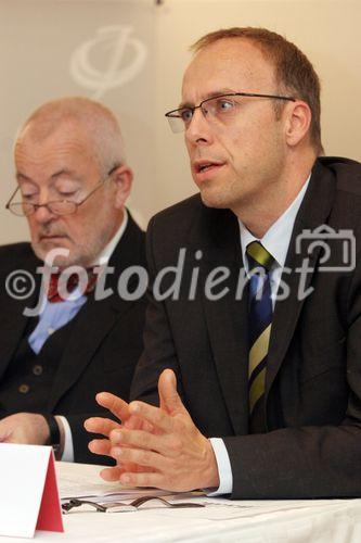 (C) fotodienst/Anna Rauchenberger - Wien 30.10.2006 - Besonders ältere Menschen leiden häufig an chronischen Schmerzen. FOTO v.l.: O. Prim. Univ.-Prof. Dr. Wilfried Ilias (Abt. für Anästhesie, KH der Barmherzigen Brüder, Wien), Prim. Univ.-Prof. Dr. Michael Bach (Präsident elct der ÖSG, Abt. für Psychiatrie, LKH Steyr).