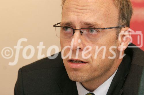 (C) fotodienst/Anna Rauchenberger - Wien 30.10.2006 - Besonders ältere Menschen leiden häufig an chronischen Schmerzen. FOTO: Prim. Univ.-Prof. Dr. Michael Bach (Präsident elct der ÖSG, Abt. für Psychiatrie, LKH Steyr).