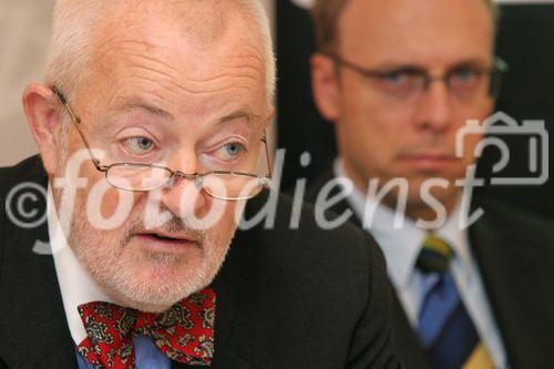 (C) fotodienst/Anna Rauchenberger - Wien 30.10.2006 - Besonders ältere Menschen leiden häufig an chronischen Schmerzen. FOTO v.l.: O. Prim. Univ.-Prof. Dr. Wilfried Ilias (Abt. für Anästhesie, KH der Barmherzigen Brüder, Wien), Prim. Univ.-Prof. Dr. Michael Bach (Präsident elct der ÖSG, Abt. für Psychiatrie, LKH Steyr).