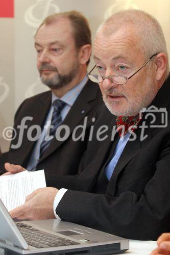 (C) fotodienst/Anna Rauchenberger - Wien 30.10.2006 - Besonders ältere Menschen leiden häufig an chronischen Schmerzen. FOTO v.l.: Univ.-Prof. Dr. Hans-Georg Kress (Abt. für Anaesthesiologie und Intensivmedizin (B) mit Schmerzzentrum, Medizinische Universität/AKH Wien, Mitglied im Executive Board der EFIC), O. Prim. Univ.-Prof. Dr. Wilfried Ilias (Abt. für Anästhesie, KH der Barmherzigen Brüder, Wien).