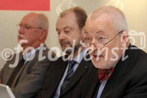 (C) fotodienst/Anna Rauchenberger - Wien 30.10.2006 - Besonders ältere Menschen leiden häufig an chronischen Schmerzen. FOTO v.l.:  Prof. Dr. Björn Lemmer (Institut für Pharmakologie & Toxikologie, Universität Heidelberg), Univ.-Prof. Dr. Hans-Georg Kress (Abt. für Anaesthesiologie und Intensivmedizin (B) mit Schmerzzentrum, Medizinische Universität/AKH Wien, Mitglied im Executive Board der EFIC), O. Prim. Univ.-Prof. Dr. Wilfried Ilias (Abt. für Anästhesie, KH der Barmherzigen Brüder, Wien).