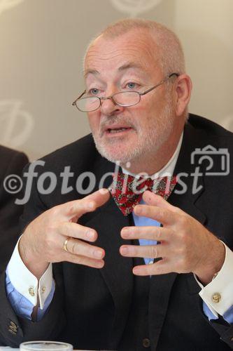 (C) fotodienst/Anna Rauchenberger - Wien 30.10.2006 - Besonders ältere Menschen leiden häufig an chronischen Schmerzen. FOTO: O. Prim. Univ.-Prof. Dr. Wilfried Ilias (Abt. für Anästhesie, KH der Barmherzigen Brüder, Wien).