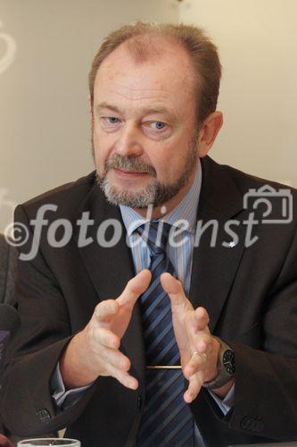 (C) fotodienst/Anna Rauchenberger - Wien 30.10.2006 - Besonders ältere Menschen leiden häufig an chronischen Schmerzen. FOTO: Univ.-Prof. Dr. Hans-Georg Kress (Abt. für Anaesthesiologie und Intensivmedizin (B) mit Schmerzzentrum, Medizinische Universität/AKH Wien, Mitglied im Executive Board der EFIC).