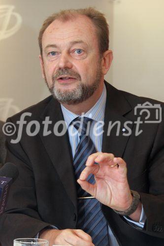 (C) fotodienst/Anna Rauchenberger - Wien 30.10.2006 - Besonders ältere Menschen leiden häufig an chronischen Schmerzen. FOTO: Univ.-Prof. Dr. Hans-Georg Kress (Abt. für Anaesthesiologie und Intensivmedizin (B) mit Schmerzzentrum, Medizinische Universität/AKH Wien, Mitglied im Executive Board der EFIC).