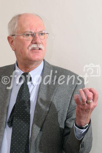 (C) fotodienst/Anna Rauchenberger - Wien 30.10.2006 - Besonders ältere Menschen leiden häufig an chronischen Schmerzen. FOTO: Prof. Dr. Björn Lemmer (Institut für Pharmakologie & Toxikologie, Universität Heidelberg).