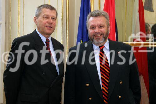 (C) fotodienst/Anna Rauchenberger - Wien - 24.10.2006 - Umsatzsteigerung und zufriedenstellende Auftragslage durch bedeutende Neuaufträge, jedoch erwarteter Umsatzrückgang im zweiten Halbjahr. FOTO v.l.: Kom. Rat. Peter Ch. Löschl (Vorstand Marketing/Vertrieb, Eybl International) und  Mag. Johannes M. Elsner (CFO, Sprecher des Vorstandes, Eybl International).