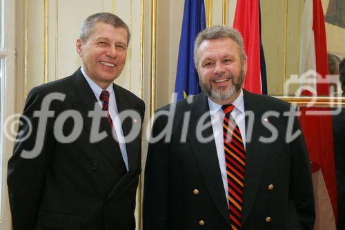 (C) fotodienst/Anna Rauchenberger - Wien - 24.10.2006 - Umsatzsteigerung und zufriedenstellende Auftragslage durch bedeutende Neuaufträge, jedoch erwarteter Umsatzrückgang im zweiten Halbjahr. FOTO v.l.: Kom. Rat. Peter Ch. Löschl (Vorstand Marketing/Vertrieb, Eybl International) und  Mag. Johannes M. Elsner (CFO, Sprecher des Vorstandes, Eybl International).