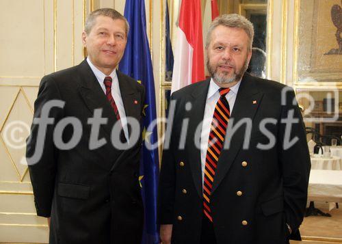 (C) fotodienst/Anna Rauchenberger - Wien - 24.10.2006 - Umsatzsteigerung und zufriedenstellende Auftragslage durch bedeutende Neuaufträge, jedoch erwarteter Umsatzrückgang im zweiten Halbjahr. FOTO v.l.: Kom. Rat. Peter Ch. Löschl (Vorstand Marketing/Vertrieb, Eybl International) und  Mag. Johannes M. Elsner (CFO, Sprecher des Vorstandes, Eybl International).