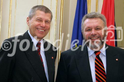 (C) fotodienst/Anna Rauchenberger - Wien - 24.10.2006 - Umsatzsteigerung und zufriedenstellende Auftragslage durch bedeutende Neuaufträge, jedoch erwarteter Umsatzrückgang im zweiten Halbjahr. FOTO v.l.: Kom. Rat. Peter Ch. Löschl (Vorstand Marketing/Vertrieb, Eybl International) und  Mag. Johannes M. Elsner (CFO, Sprecher des Vorstandes, Eybl International).