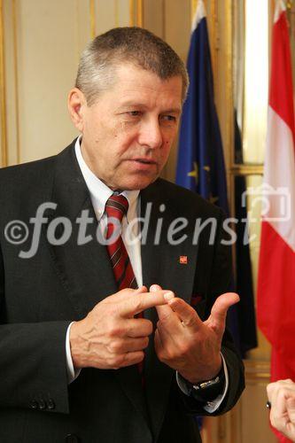 (C) fotodienst/Anna Rauchenberger - Wien - 24.10.2006 - Umsatzsteigerung und zufriedenstellende Auftragslage durch bedeutende Neuaufträge, jedoch erwarteter Umsatzrückgang im zweiten Halbjahr. FOTO: Kom. Rat. Peter Ch. Löschl (Vorstand Marketing/Vertrieb, Eybl International).