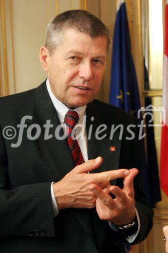 (C) fotodienst/Anna Rauchenberger - Wien - 24.10.2006 - Umsatzsteigerung und zufriedenstellende Auftragslage durch bedeutende Neuaufträge, jedoch erwarteter Umsatzrückgang im zweiten Halbjahr. FOTO: Kom. Rat. Peter Ch. Löschl (Vorstand Marketing/Vertrieb, Eybl International).