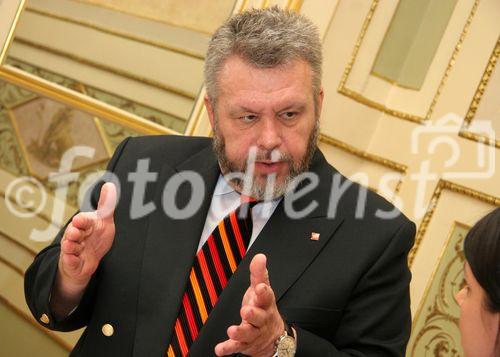 (C) fotodienst/Anna Rauchenberger - Wien - 24.10.2006 - Umsatzsteigerung und zufriedenstellende Auftragslage durch bedeutende Neuaufträge, jedoch erwarteter Umsatzrückgang im zweiten Halbjahr. FOTO: Mag. Johannes M. Elsner (CFO, Sprecher des Vorstandes, Eybl International).