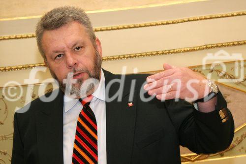 (C) fotodienst/Anna Rauchenberger - Wien - 24.10.2006 - Umsatzsteigerung und zufriedenstellende Auftragslage durch bedeutende Neuaufträge, jedoch erwarteter Umsatzrückgang im zweiten Halbjahr. FOTO: Mag. Johannes M. Elsner (CFO, Sprecher des Vorstandes, Eybl International).