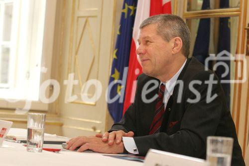 (C) fotodienst/Anna Rauchenberger - Wien - 24.10.2006 - Umsatzsteigerung und zufriedenstellende Auftragslage durch bedeutende Neuaufträge, jedoch erwarteter Umsatzrückgang im zweiten Halbjahr. FOTO: Kom. Rat. Peter Ch. Löschl (Vorstand Marketing/Vertrieb, Eybl International).