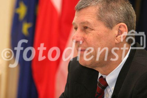 (C) fotodienst/Anna Rauchenberger - Wien - 24.10.2006 - Umsatzsteigerung und zufriedenstellende Auftragslage durch bedeutende Neuaufträge, jedoch erwarteter Umsatzrückgang im zweiten Halbjahr. FOTO: Kom. Rat. Peter Ch. Löschl (Vorstand Marketing/Vertrieb, Eybl International).