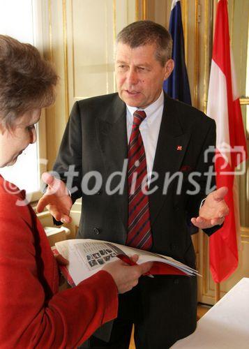 (C) fotodienst/Anna Rauchenberger - Wien - 24.10.2006 - Umsatzsteigerung und zufriedenstellende Auftragslage durch bedeutende Neuaufträge, jedoch erwarteter Umsatzrückgang im zweiten Halbjahr. FOTO: Kom. Rat. Peter Ch. Löschl (Vorstand Marketing/Vertrieb, Eybl International).