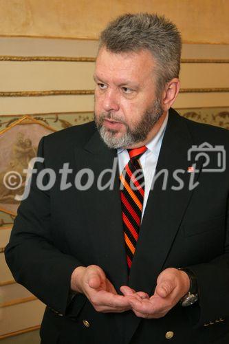 (C) fotodienst/Anna Rauchenberger - Wien - 24.10.2006 - Umsatzsteigerung und zufriedenstellende Auftragslage durch bedeutende Neuaufträge, jedoch erwarteter Umsatzrückgang im zweiten Halbjahr. FOTO: Mag. Johannes M. Elsner (CFO, Sprecher des Vorstandes, Eybl International).