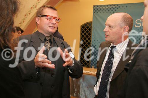 (C) fotodienst/Anna Rauchenberger - Wien 09.10.2006 - Länderübergreifende EU-Forschung zur Erhaltung wertvoller Trinkwassergebiete. FOTO v.l.: Dr. Gerhard Kuschnig (Koordinator KATER-Konferenz) und Mag. Peter Menasse (Geschäftsführung communication matters) im Gespräch mit Journalisten.