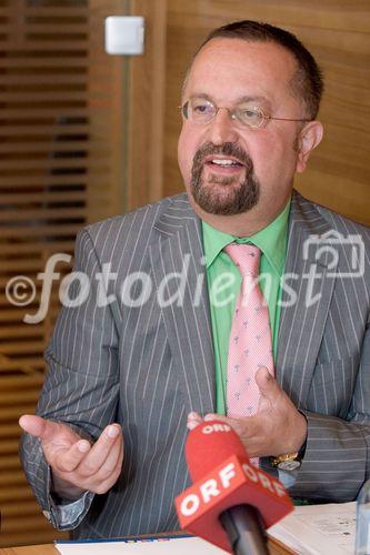 (C) fotodienst/Anna Rauchenberger - Wien 25.09.2006 - Eine WU-Studie im Auftrag der Europay Austria untersuchte das Zahlungsverhalten bar vs. unbar aus Handelssicht. FOTO: o. Univ.-Prof. Dr. Peter Schnedlitz (Studienautor).