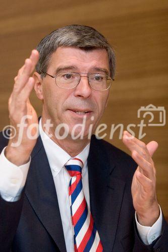 (C) fotodienst/Anna Rauchenberger - Wien 25.09.2006 - Eine WU-Studie im Auftrag der Europay Austria untersuchte das Zahlungsverhalten bar vs. unbar aus Handelssicht. FOTO: Dr. Ewald Judt (GF Europay Austria).