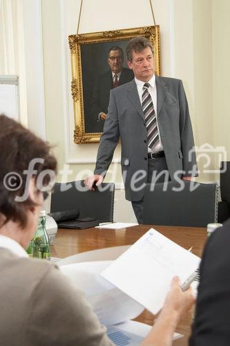 (C) fotodienst/Anna Rauchenberger - Wien 07.09.2006 - Verstärkter Einsatz der Automatisierung soll zu Kostenreduktion führen. FOTO: Ing. Wolfgang Keiner (GF Festo Ges.m.b.H).