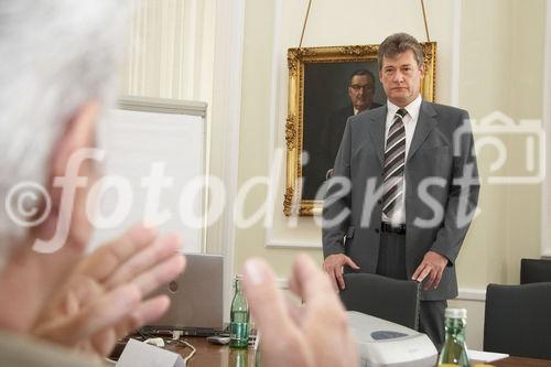 (C) fotodienst/Anna Rauchenberger - Wien 07.09.2006 - Verstärkter Einsatz der Automatisierung soll zu Kostenreduktion führen. FOTO: Ing. Wolfgang Keiner (GF Festo Ges.m.b.H).