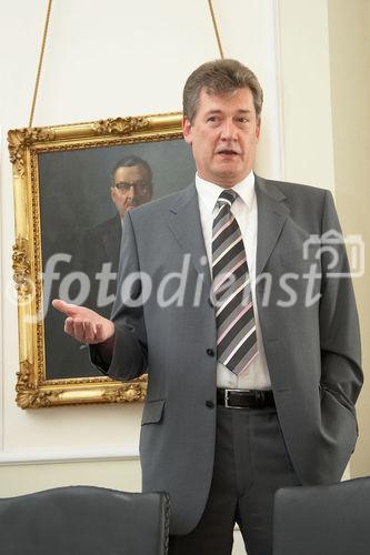 (C) fotodienst/Anna Rauchenberger - Wien 07.09.2006 - Verstärkter Einsatz der Automatisierung soll zu Kostenreduktion führen. FOTO: Ing. Wolfgang Keiner (GF Festo Ges.m.b.H).