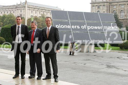 (C) fotodienst/Anna Rauchenberger - Wien 31.08.2006 - Die Zukunft der Photovoltaik - Chancen für Forschung und Wirtschaft in Österreich. FOTO v.l.: Hubert Fechner (arsenal research), Winfried Hoffmann ( Präsident von EPIA - European Photovoltaic Industry Association), Gerhard Fallent (GF Photovoltaic Austria). 