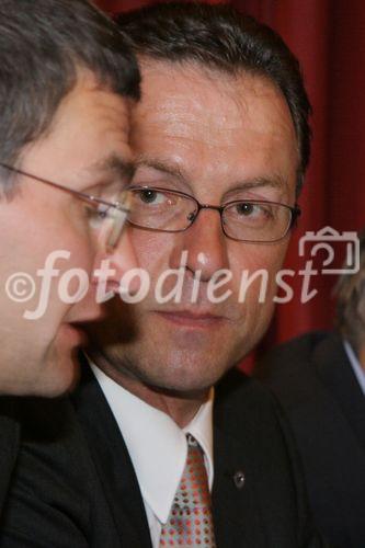 (C) fotodienst/Anna Rauchenberger - Wien 31.08.2006 - Die Zukunft der Photovoltaik - Chancen für Forschung und Wirtschaft in Österreich. FOTO v.l.: Hubert Fechner (arsenal research), Gerhard Fallent (GF Photovoltaic Austria).