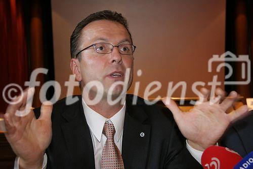 (C) fotodienst/Anna Rauchenberger - Wien 31.08.2006 - Die Zukunft der Photovoltaik - Chancen für Forschung und Wirtschaft in Österreich. FOTO: Gerhard Fallent (GF Photovoltaic Austria).