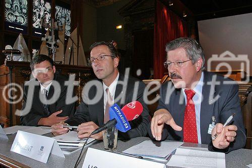 (C) fotodienst/Anna Rauchenberger - Wien 31.08.2006 - Die Zukunft der Photovoltaik - Chancen für Forschung und Wirtschaft in Österreich. FOTO v.l.: Hubert Fechner (arsenal research), Gerhard Fallent (GF Photovoltaic Austria), Winfried Hoffmann ( Präsident von EPIA - European Photovoltaic Industry Association). 