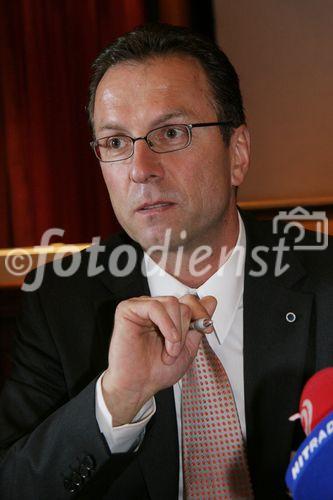 (C) fotodienst/Anna Rauchenberger - Wien 31.08.2006 - Die Zukunft der Photovoltaik - Chancen für Forschung und Wirtschaft in Österreich. FOTO: Gerhard Fallent (GF Photovoltaic Austria).