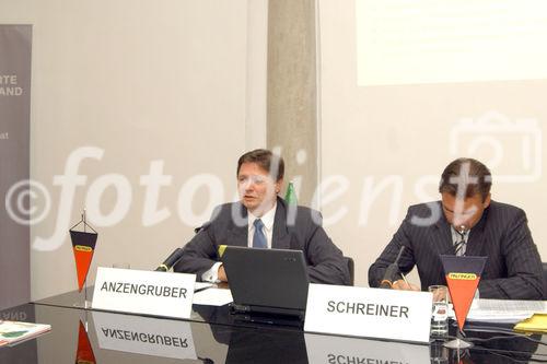 Palfinger erzielt neues Rekordergebnis.   Foto v.l:  Wolfgang Anzengruber  (Vorstandsvorsitzender Palfinger AG), Mag.Eduard Schreiner (Mitglied des Vorstandes)                               