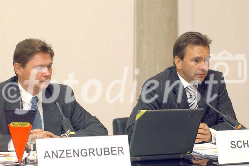 Palfinger erzielt neues Rekordergebnis.   Foto v.l.: Wolfgang Anzengruber  (Vorstandsvorsitzender Palfinger AG), Mag.Eduard Schreiner (Mitglied des Vorstandes)

                               