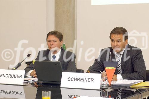 Palfinger erzielt neues Rekordergebnis.   Foto v.l.: Wolfgang Anzengruber  (Vorstandsvorsitzender Palfinger AG), Mag.Eduard Schreiner (Mitglied des Vorstandes)

                            