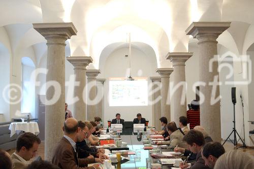 Palfinger erzielt neues Rekordergebnis.   Foto v.l.: Wolfgang Anzengruber  (Vorstandsvorsitzender Palfinger AG), Mag.Eduard Schreiner (Mitglied des Vorstandes)

                               