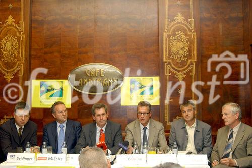 Die Landwirtschaftskammer Österreich sowie der Österreichische Biomasse-Verband präsentieren ein Markteinführungskonzept für einen neuen Treibstoff.  Foto v.l: Dr. Peter Seidinger (OMV), Dir.Ing.Mag.Helmut Miksits (Fachverband Gas Wärme, Wien Energie Gasnetz GmbH), Martin Preineder (Abgeordneter zum Nationalrat, Landwirtschaftskammer Österreich), Klaus Dorninger (MBA, erdgas oö), Ing. Franz Kirchmeyer (klima:aktiv 