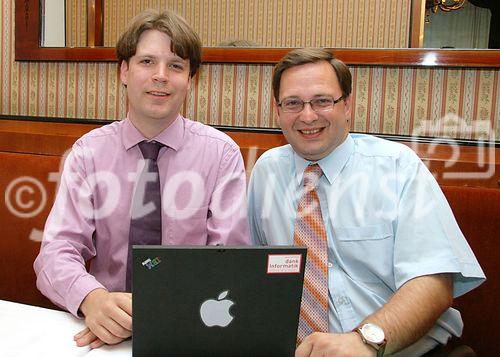 (C) fotodienst/Anna Rauchenberger - Wien 19.07.2006 - E-Voting.CC - Kompetenzzentrum für Elektronische Wahlen und Partizipation: The 2nd International Workshop on Electronic Voting 2006. FOTO v.l.: Robert Krimmer (Forscher, Consultant und Gründer des Kompetenzzentrums E-Voting.CC) und Christian Rupp (Exekutivsekretär, E-Government des Bundes, Bundeskanzleramt).