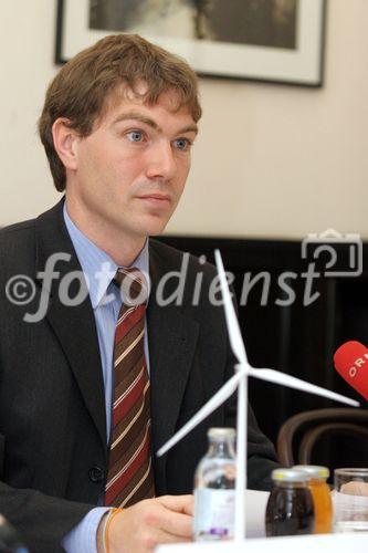 (C) fotodienst/Anna Rauchenberger - Wien 05.07.2006 - Mit Ende Juni wurde die erste große Ausbauphase der Windkraft in Österreich ageschlossen, die im Wesentlichen auf Grundlage des erfolgreichen Ökostromgesetzes 2002 erfolgte. IG Windkraft fordert eine Ökostromnovelle und Einspeisepreise auf Europaniveau. FOTO: Mag. Stefan Hantsch (Geschäftsführer der IG Windkraft).