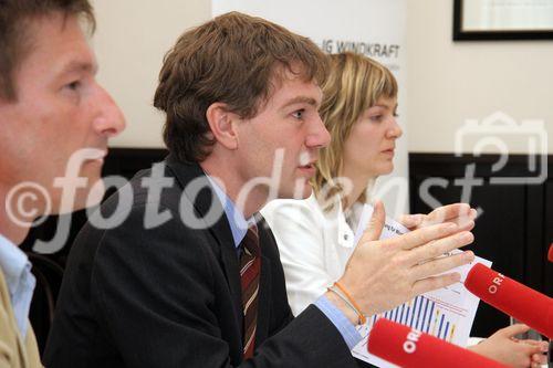 (C) fotodienst/Anna Rauchenberger - Wien 05.07.2006 - Mit Ende Juni wurde die erste große Ausbauphase der Windkraft in Österreich ageschlossen, die im Wesentlichen auf Grundlage des erfolgreichen Ökostromgesetzes 2002 erfolgte. IG Windkraft fordert eine Ökostromnovelle und Einspeisepreise auf Europaniveau. FOTO: Mag. Stefan Hantsch (Geschäftsführer der IG Windkraft).