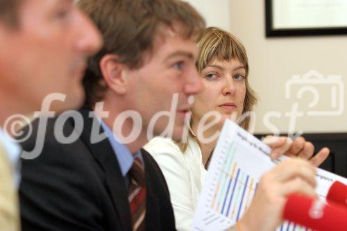 (C) fotodienst/Anna Rauchenberger - Wien 05.07.2006 - Mit Ende Juni wurde die erste große Ausbauphase der Windkraft in Österreich ageschlossen, die im Wesentlichen auf Grundlage des erfolgreichen Ökostromgesetzes 2002 erfolgte. IG Windkraft fordert eine Ökostromnovelle und Einspeisepreise auf Europaniveau. FOTO: Dr. Ursula Nährer (Juristin der IG Windkraft).