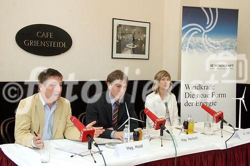 (C) fotodienst/Anna Rauchenberger - Wien 05.07.2006 - Mit Ende Juni wurde die erste große Ausbauphase der Windkraft in Österreich ageschlossen, die im Wesentlichen auf Grundlage des erfolgreichen Ökostromgesetzes 2002 erfolgte. IG Windkraft fordert eine Ökostromnovelle und Einspeisepreise auf Europaniveau. FOTO v.l.: Mag. Stefan Moidl (IG Windkraft), Mag. Stefan Hantsch (Geschäftsführer der IG Windkraft), Dr. Ursula Nährer (Juristin der IG Windkraft).