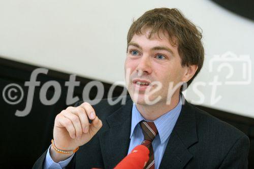 (C) fotodienst/Anna Rauchenberger - Wien 05.07.2006 - Mit Ende Juni wurde die erste große Ausbauphase der Windkraft in Österreich ageschlossen, die im Wesentlichen auf Grundlage des erfolgreichen Ökostromgesetzes 2002 erfolgte. IG Windkraft fordert eine Ökostromnovelle und Einspeisepreise auf Europaniveau. FOTO: Mag. Stefan Hantsch (Geschäftsführer der IG Windkraft).