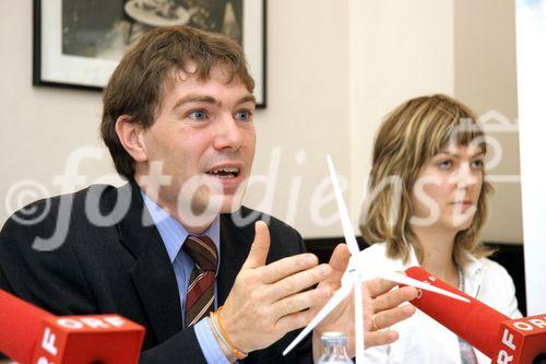 (C) fotodienst/Anna Rauchenberger - Wien 05.07.2006 - Mit Ende Juni wurde die erste große Ausbauphase der Windkraft in Österreich ageschlossen, die im Wesentlichen auf Grundlage des erfolgreichen Ökostromgesetzes 2002 erfolgte. IG Windkraft fordert eine Ökostromnovelle und Einspeisepreise auf Europaniveau. FOTO v.l.: Mag. Stefan Hantsch (Geschäftsführer der IG Windkraft), Dr. Ursula Nährer (Juristin der IG Windkraft).