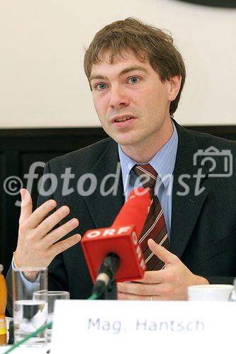 (C) fotodienst/Anna Rauchenberger - Wien 05.07.2006 - Mit Ende Juni wurde die erste große Ausbauphase der Windkraft in Österreich ageschlossen, die im Wesentlichen auf Grundlage des erfolgreichen Ökostromgesetzes 2002 erfolgte. IG Windkraft fordert eine Ökostromnovelle und Einspeisepreise auf Europaniveau. FOTO: Mag. Stefan Hantsch (Geschäftsführer der IG Windkraft).