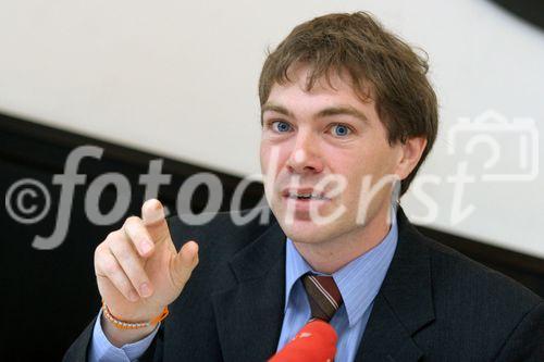 (C) fotodienst/Anna Rauchenberger - Wien 05.07.2006 - Mit Ende Juni wurde die erste große Ausbauphase der Windkraft in Österreich ageschlossen, die im Wesentlichen auf Grundlage des erfolgreichen Ökostromgesetzes 2002 erfolgte. IG Windkraft fordert eine Ökostromnovelle und Einspeisepreise auf Europaniveau. FOTO: Mag. Stefan Hantsch (Geschäftsführer der IG Windkraft).