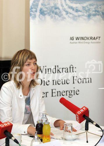 (C) fotodienst/Anna Rauchenberger - Wien 05.07.2006 - Mit Ende Juni wurde die erste große Ausbauphase der Windkraft in Österreich ageschlossen, die im Wesentlichen auf Grundlage des erfolgreichen Ökostromgesetzes 2002 erfolgte. IG Windkraft fordert eine Ökostromnovelle und Einspeisepreise auf Europaniveau. FOTO: Dr. Ursula Nährer (Juristin der IG Windkraft).