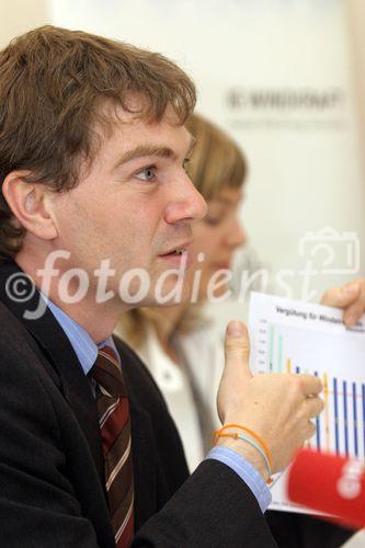 (C) fotodienst/Anna Rauchenberger - Wien 05.07.2006 - Mit Ende Juni wurde die erste große Ausbauphase der Windkraft in Österreich ageschlossen, die im Wesentlichen auf Grundlage des erfolgreichen Ökostromgesetzes 2002 erfolgte. IG Windkraft fordert eine Ökostromnovelle und Einspeisepreise auf Europaniveau. FOTO: Mag. Stefan Hantsch (Geschäftsführer der IG Windkraft).